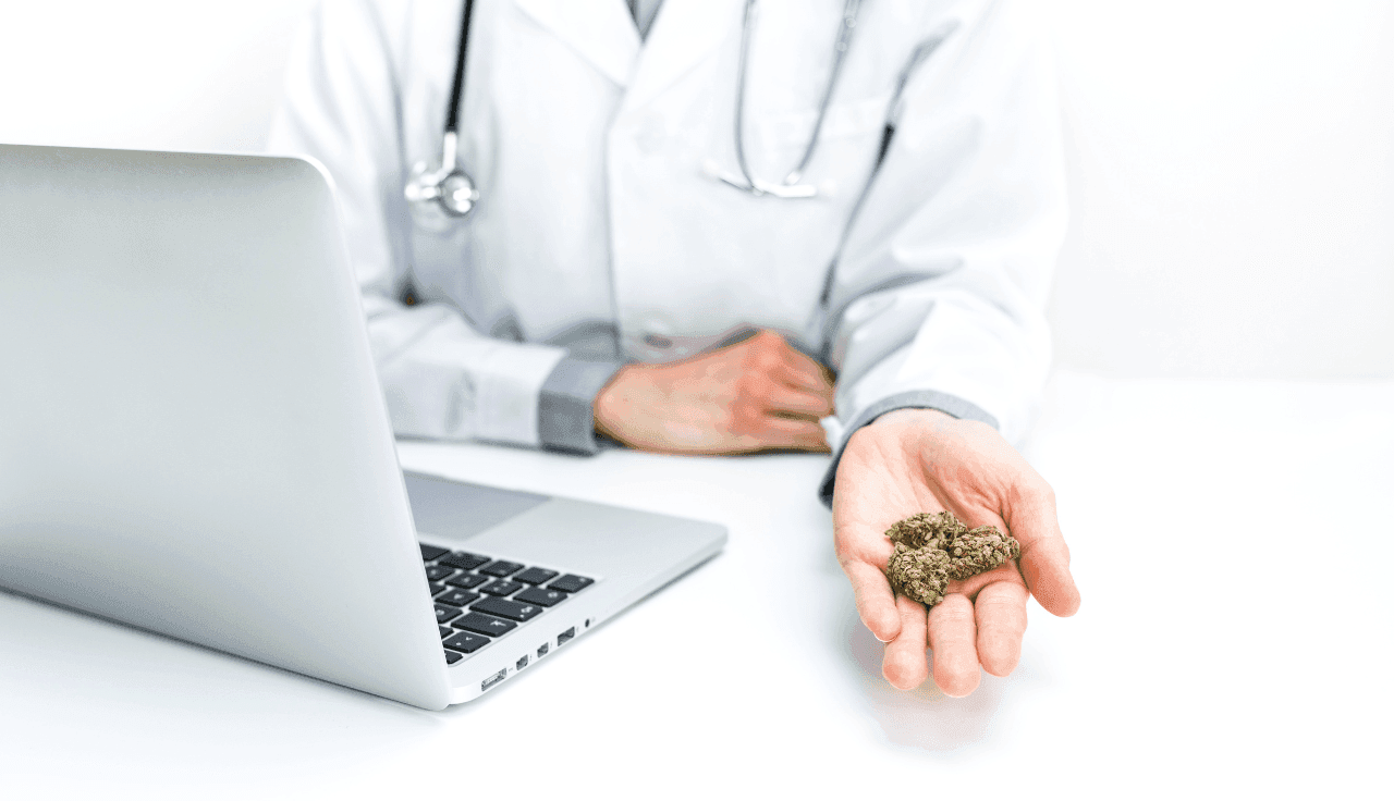 Arzt hält Cannabis in der Hand